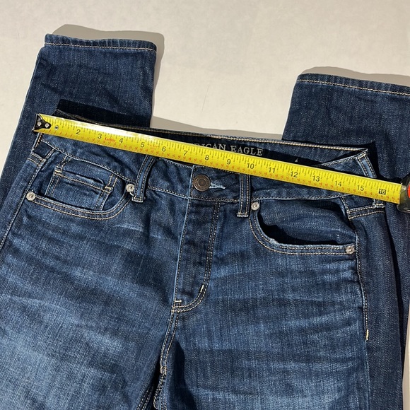 American Eagle denim jeans tomgirl sz 4 button fly distressed knees dark wash - Picture 3 of 9
